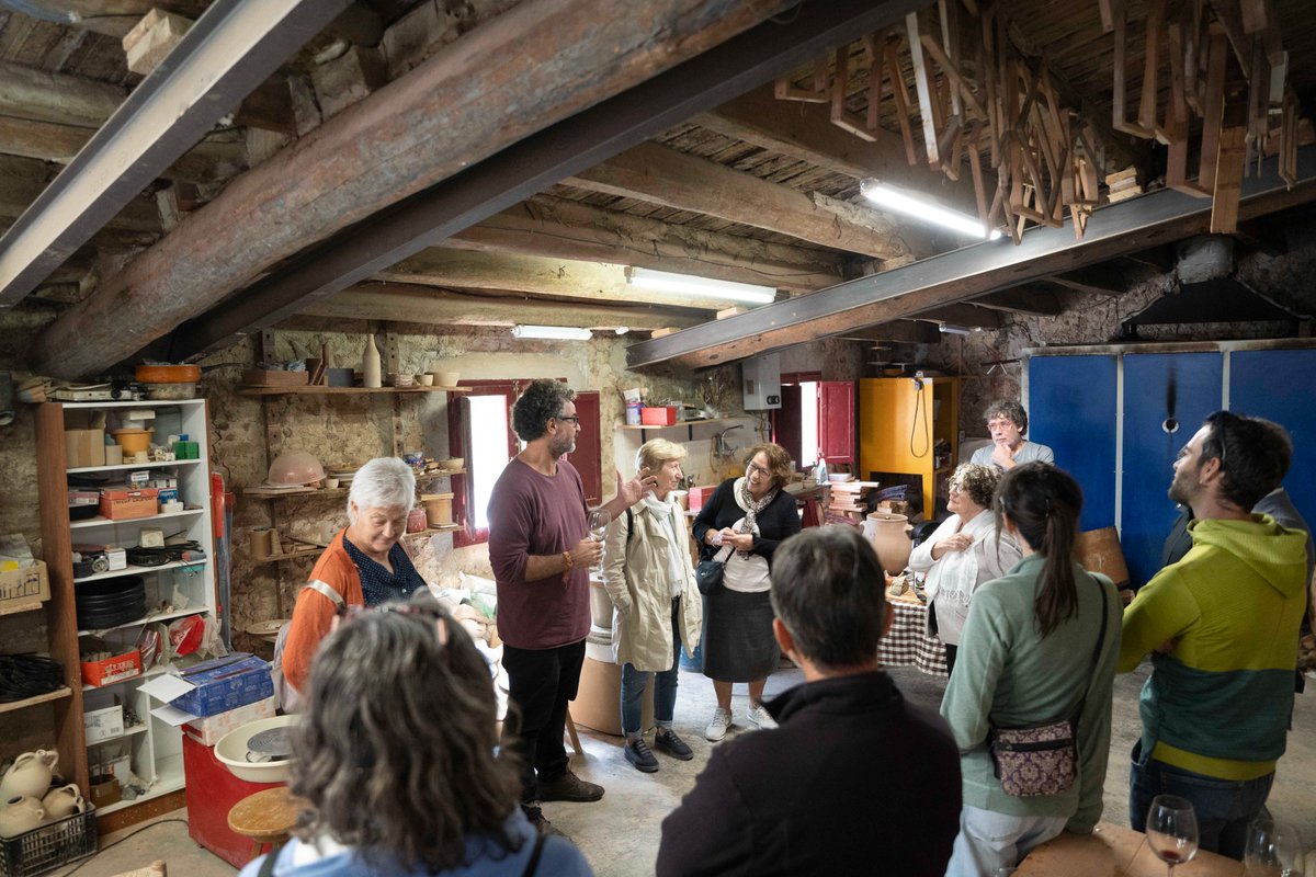 Avui hem tingut la sort d'entrar dins l'univers de la ceràmica de mà de l'artista Carles Llarch✨

Una oportunitat única per conèixer de prop la tècnica i el símbol de la terra cuita i la seva relació amb el vi #LesMansdelVi 🤲🍷 
<a href="/Cordegat/">𝗰𝗼𝗿𝗱𝗲𝗴𝗮𝘁</a> <a href="/gatellimage/">Jordi Gatell</a> 📸