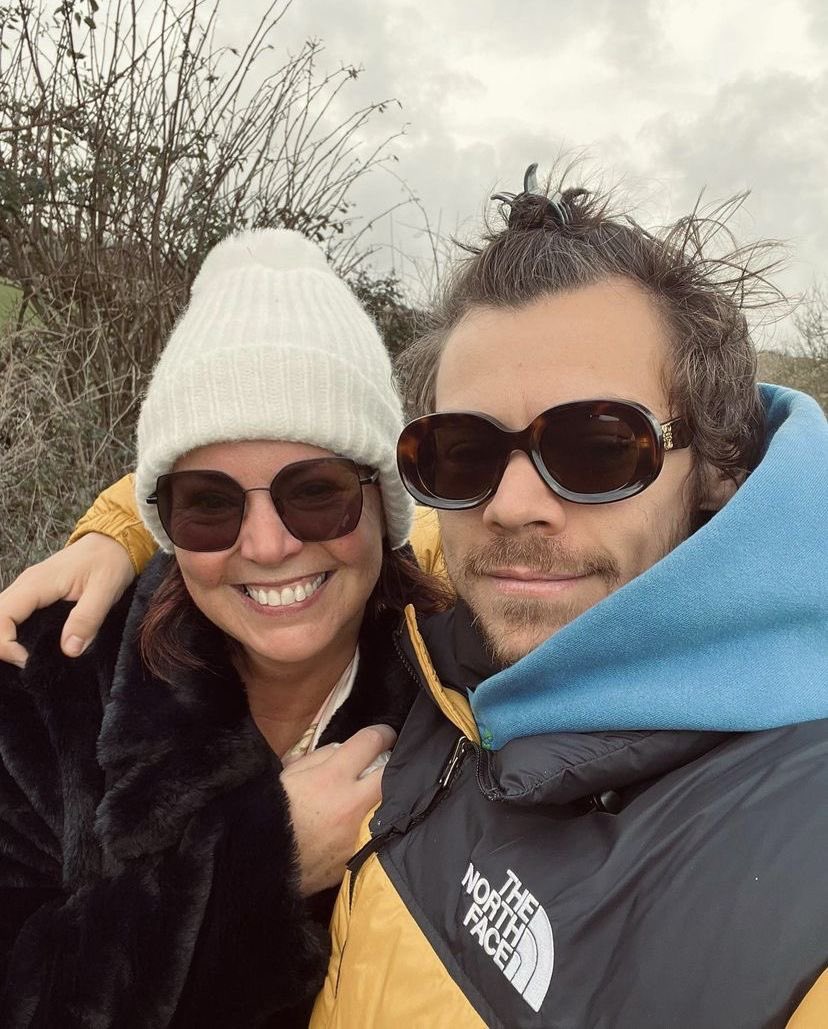 UpdatesHSbr's tweet photo. Hoje é aniversário da nossa mãe, Anne! Parabéns, Mama Twist.🎂❤️ https://t.co/1iPXGsEstO