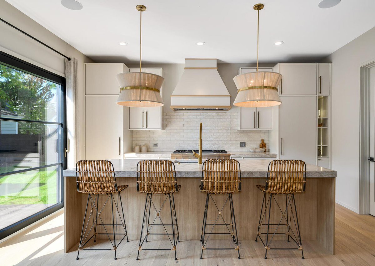 Winnetka never misses a beat when it comes to luxury and style!✨ See more: bit.ly/45AJj39 #StopLookingStartFinding
----
598 Birch Street Winnetka, Illinois 60093
Offered for: $2,199,999
Listed by: <a href="/SergioBanks/">The Sergio & Banks Group</a> &amp; <a href="/kingasiek/">kingers</a> 
#chicagonorthshore #luxurylisting #winnetka