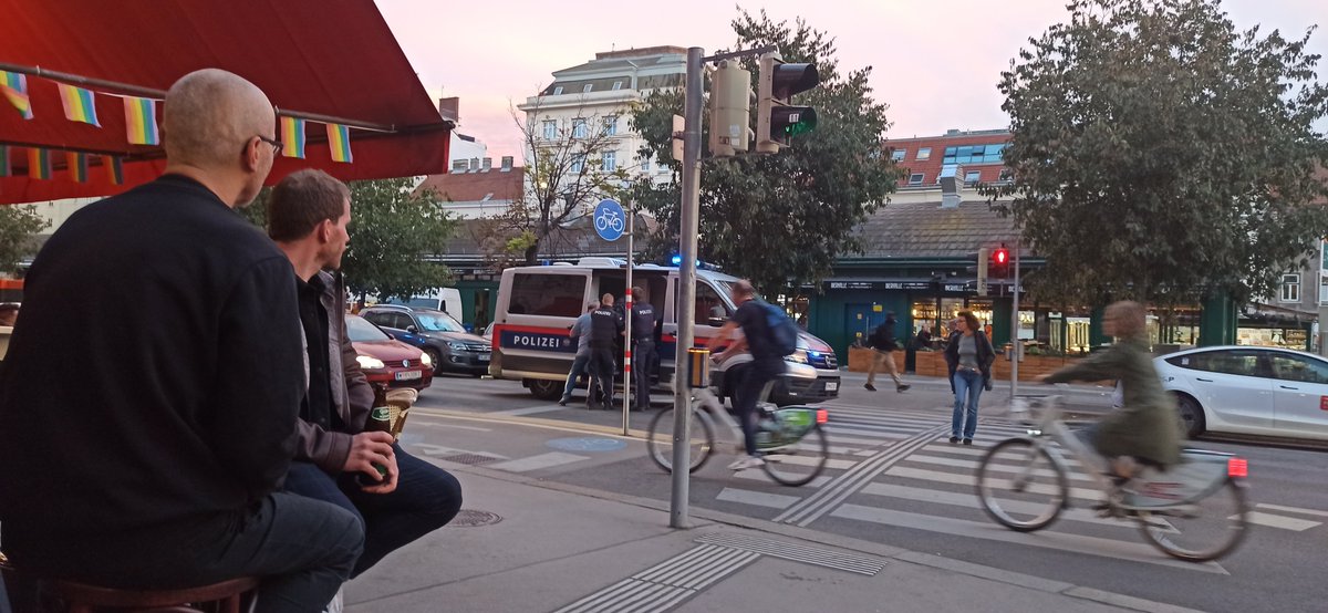 funkbag's tweet photo. Keine konkrete Bedrohungslage? soeben wurde ein Mann mit Langwaffe von der Polizei am Naschmarkt gestellt. https://t.co/CqlkyeOIDI