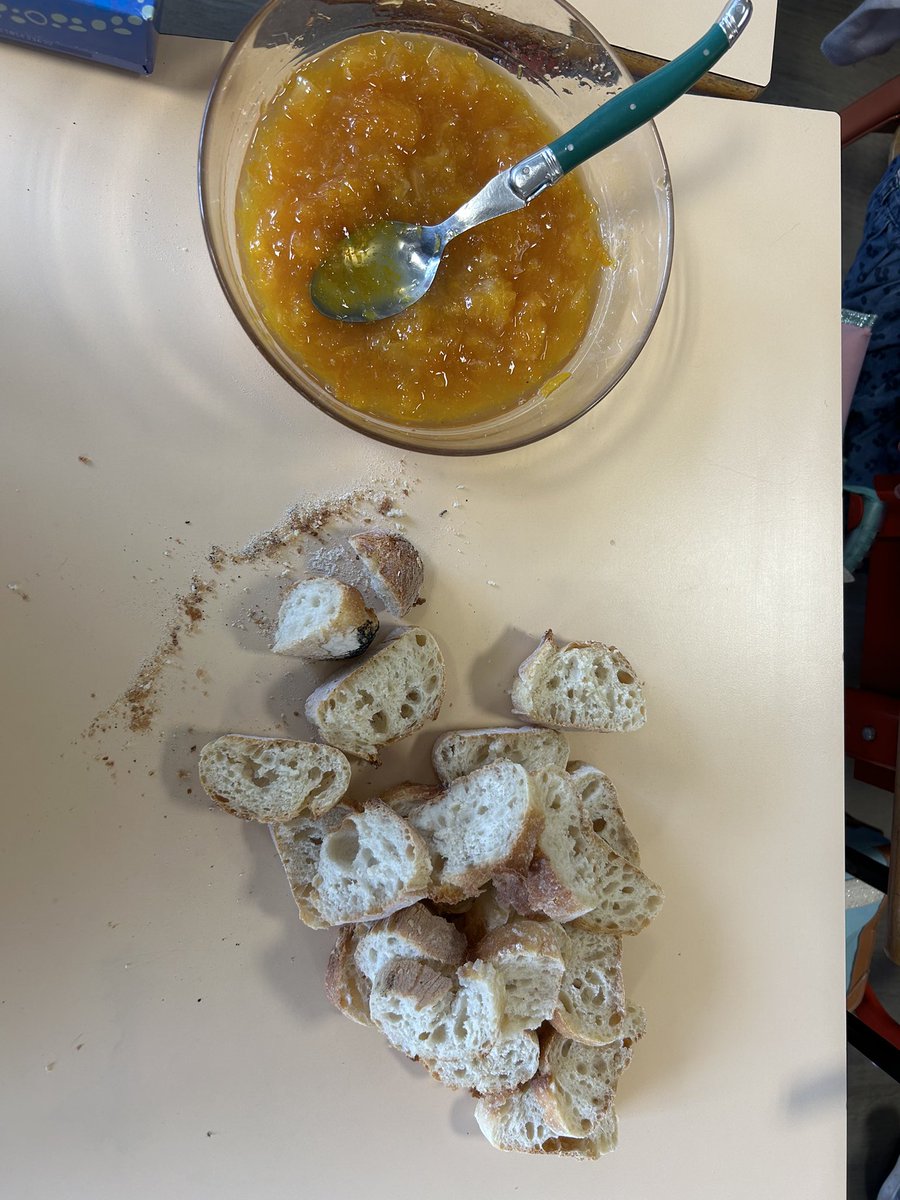 C’est une semaine autour des agrumes qu’ont pu vivre les classes de Cp et Ce1. Dégustation, observation scientifique, recettes (confiture d’orange et cake au citron) étaient au programme.