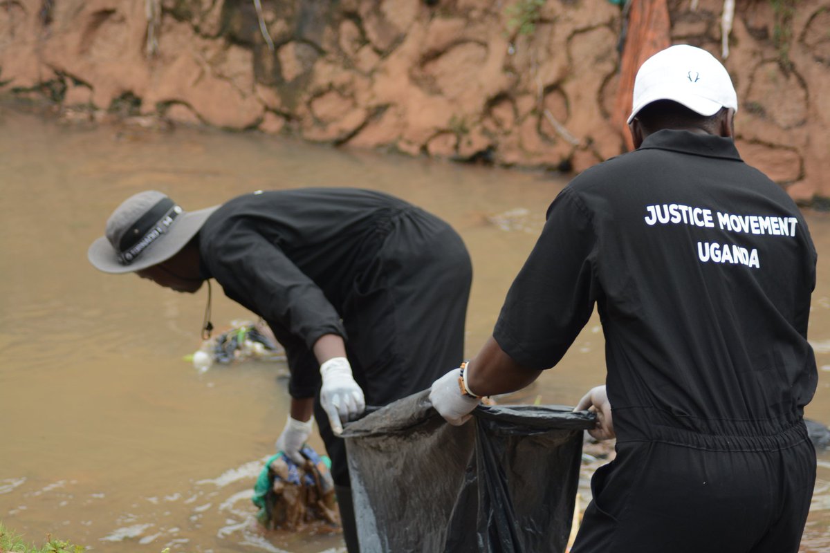 JusticeUg256's tweet photo. Taking action against climate injustice by cleaning up our environment, one plastic at a time. 🌍💚#ClimateJustice #CleanUpForChange" together we can advocate for a cleaner environment, thank you @DMClimateView @RedcrossUganda @kyambogou @buzzbuzzbuzz14 @ExtinctionR @NLRebellion https://t.co/p6QBJnPwDa