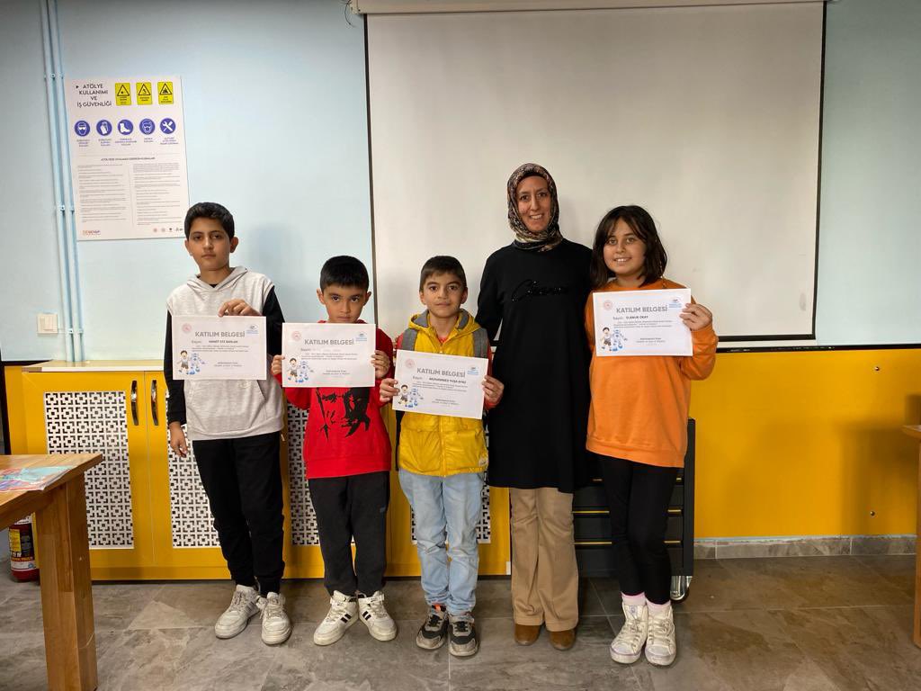 GSB_ElazigGM's tweet image. Gençlik merkezimizde 12 hafta süren robotik ve kodlama eğitimini başarıyla tamamlayan öğrencilerimize katılım sertifikalarını takdim ettik. Geleceğin teknoloji liderleri yolda! 💻🚀
#GsbGm
#RobotikKodlama
