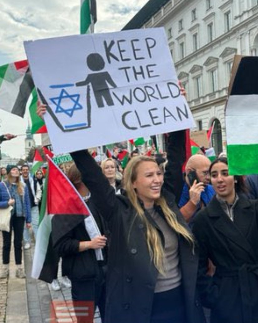 reg_mati's tweet photo. Imaginate el nivel de antisemitismo que hay en el mundo hoy que una persona se atreve a llevar esta pancarta en Polonia, el país donde funcionó Auschwitz https://t.co/SaL6CjooCk