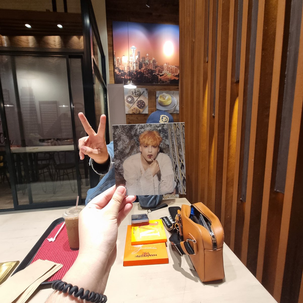 eiffel_anne's tweet photo. Coffee really makes everything better thanks bestie! sana mapaginipan mo yung bagel🥯 @en_tashii ~
Also with my pretty noo and gyu ♡ https://t.co/oHlv6bdMcE