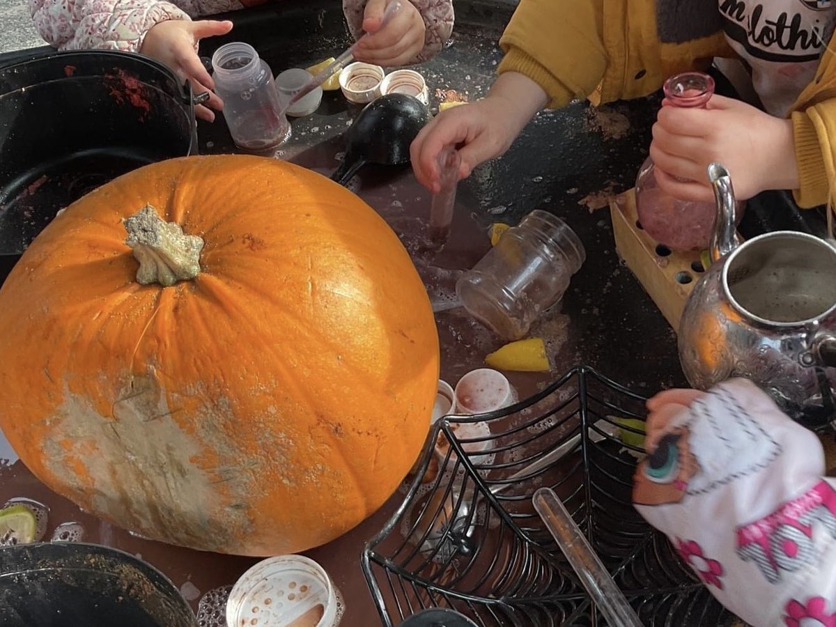 ChildhavenNurs's tweet photo. We love to look at potions in the autumn.  The boys and girls find lots of fun things to mix, maybe it will fizz, change colour or even smell different.  Be very careful though if you enter nursery you may leave as a frog 🐸. 
#childhoodmemories #cosy #EarlyChildhood #EYFS https://t.co/HyVZU2zmd5