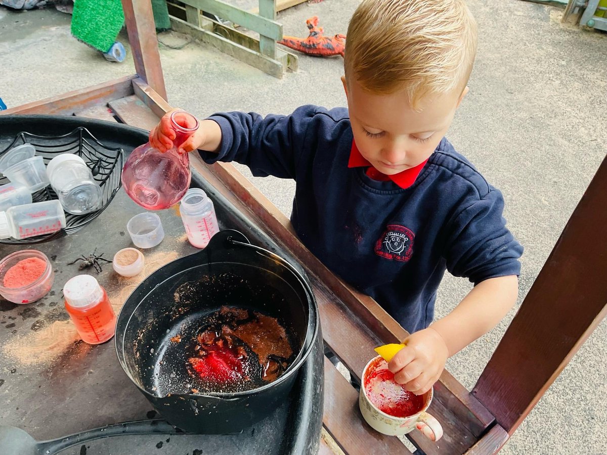 ChildhavenNurs's tweet photo. We love to look at potions in the autumn.  The boys and girls find lots of fun things to mix, maybe it will fizz, change colour or even smell different.  Be very careful though if you enter nursery you may leave as a frog 🐸. 
#childhoodmemories #cosy #EarlyChildhood #EYFS https://t.co/HyVZU2zmd5