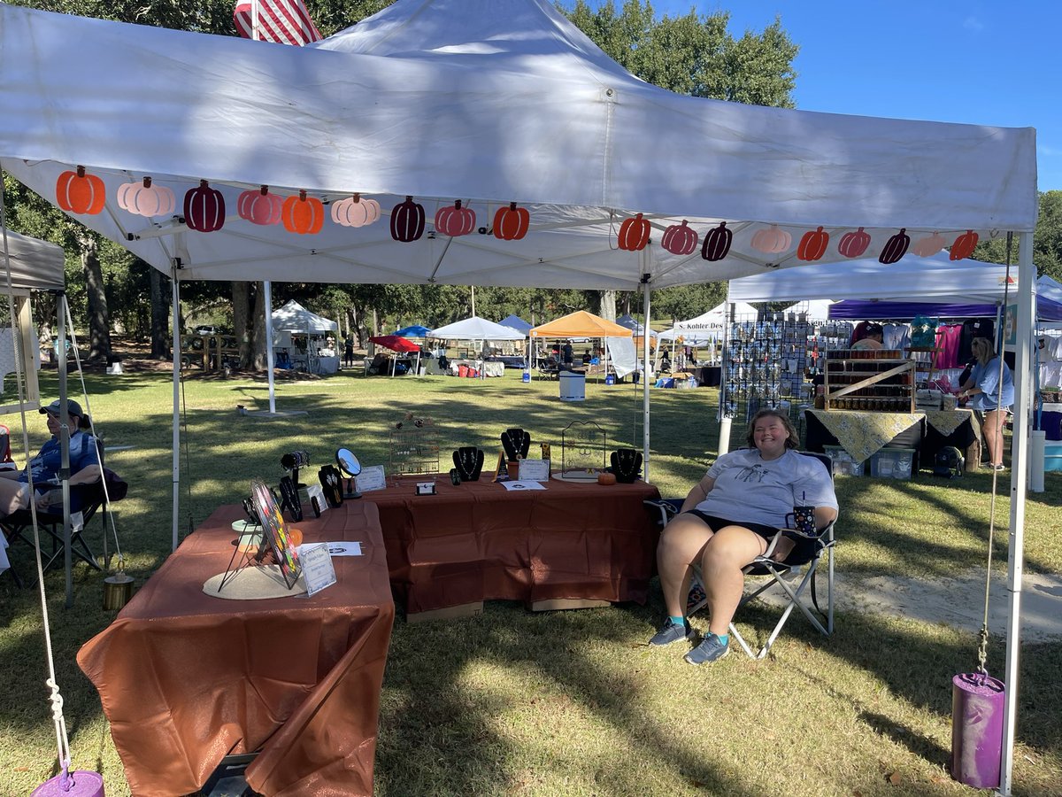 MidEclGifts's tweet photo. All set up! Come check me out at the Fall Fest at the Diamondhead Country Club! I’ll be there from 11-4 🎃🎃🎃 https://t.co/TTRlSg1KJp