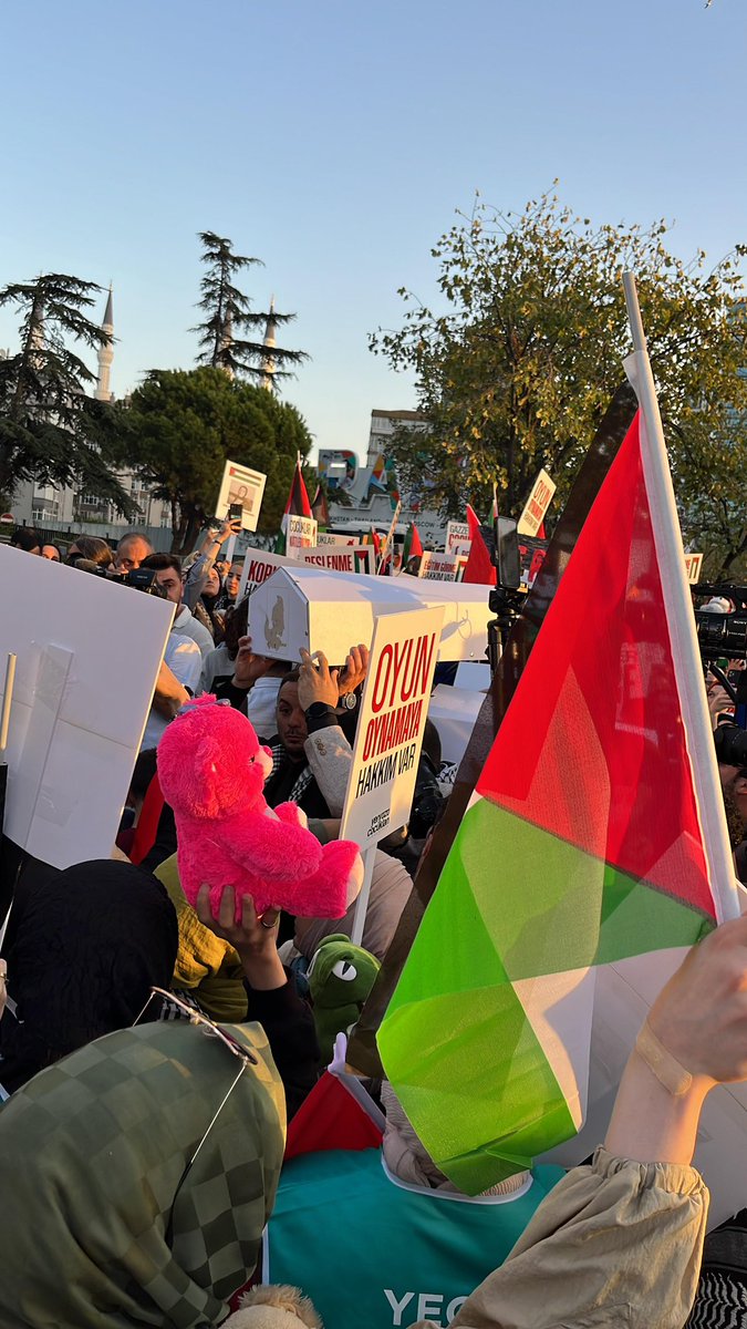 TebessumDernegi's tweet photo. İşgalci israil’in öldürdüğü çocukların sesini duyurmak için israil konsolosluğu önüne oyuncak bıraktık.

#çocukkatiliisrail https://t.co/mLmkutIeVQ
