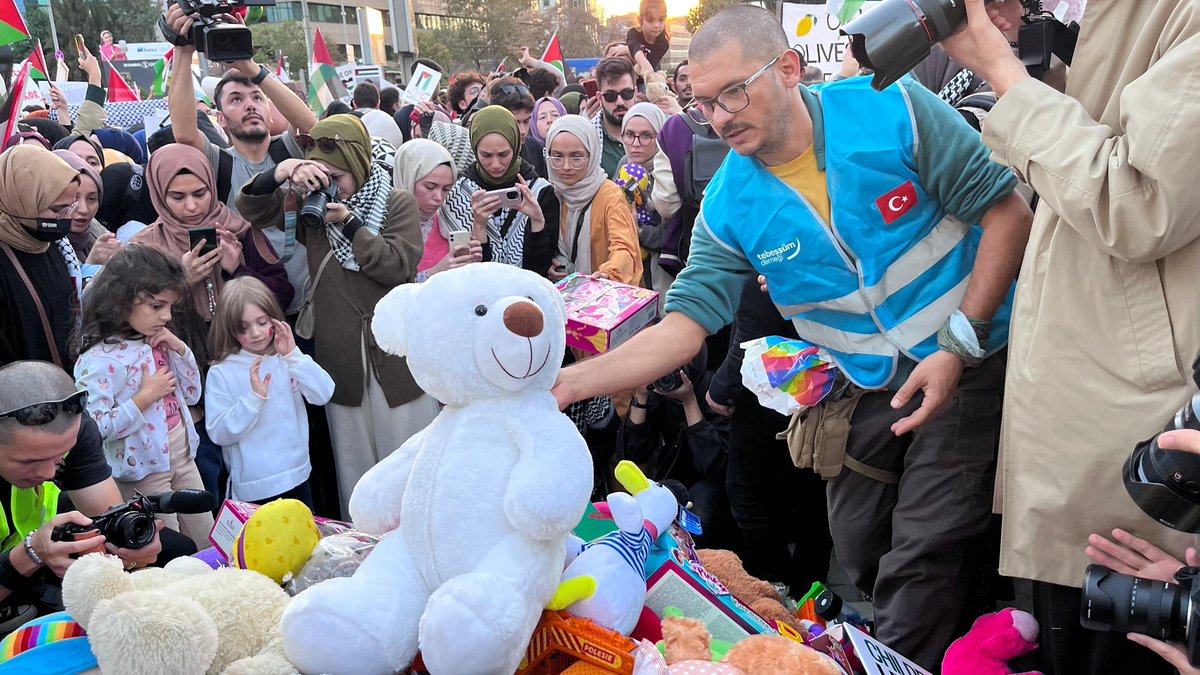 TebessumDernegi's tweet photo. İşgalci israil’in öldürdüğü çocukların sesini duyurmak için israil konsolosluğu önüne oyuncak bıraktık.

#çocukkatiliisrail https://t.co/mLmkutIeVQ