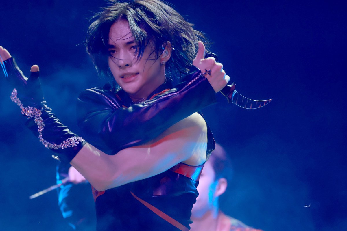 This photo of hyunjin performing miroh is breathtaking holy shit