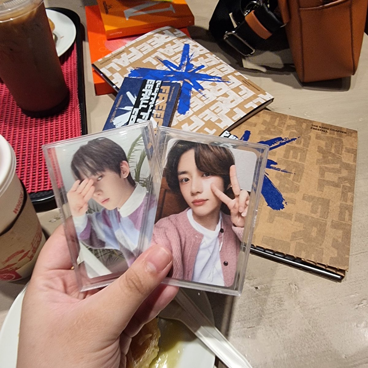 eiffel_anne's tweet photo. Coffee really makes everything better thanks bestie! sana mapaginipan mo yung bagel🥯 @en_tashii ~
Also with my pretty noo and gyu ♡ https://t.co/oHlv6bdMcE