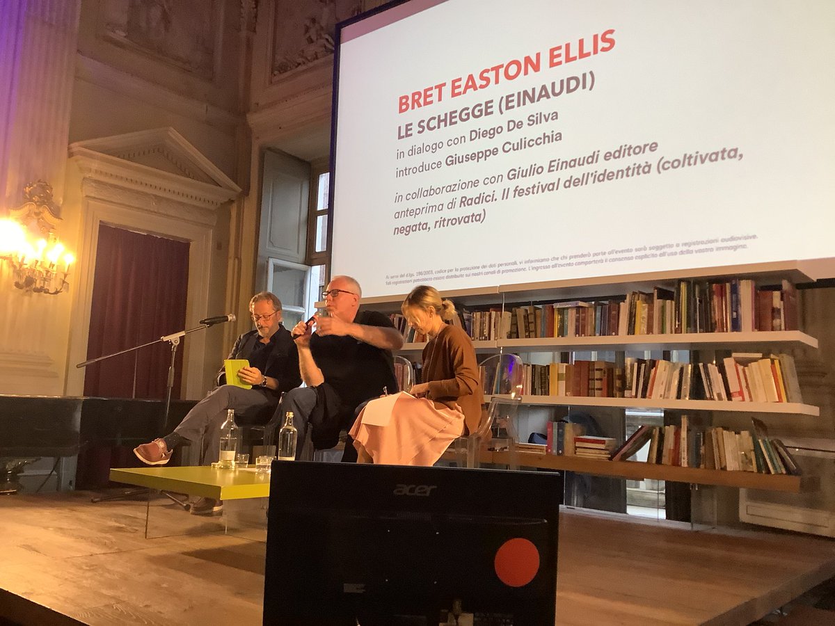 «Un romanzo è un processo emotivo, non è una roba che ti alzi un mercoledì mattina e dici: adesso scrivo Le schegge».
Bret Easton Ellis