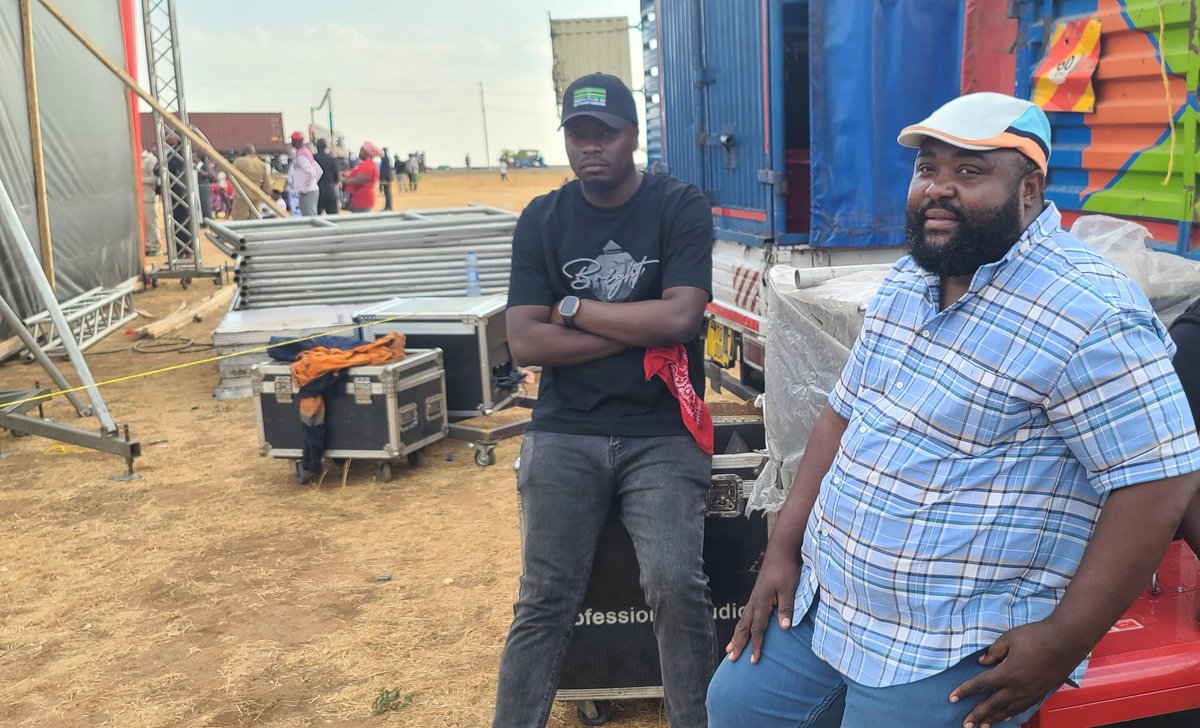 ExMayorUbungo's tweet photo. Wazee wa Back stage.....!

kukaa kwetu hapa ndiyo kumetufanya tuone Vibaka wanaingia na mapanga na pilipili kuelekea Jukwaa la Viongozi.

Leo ndiyo nimejua bado nipo fit bado.

Kama siyo kuishi China kidogo ungekuta wamekata kitambi kama mkate.

Wakati tunapambana Raia na wao wakaona.