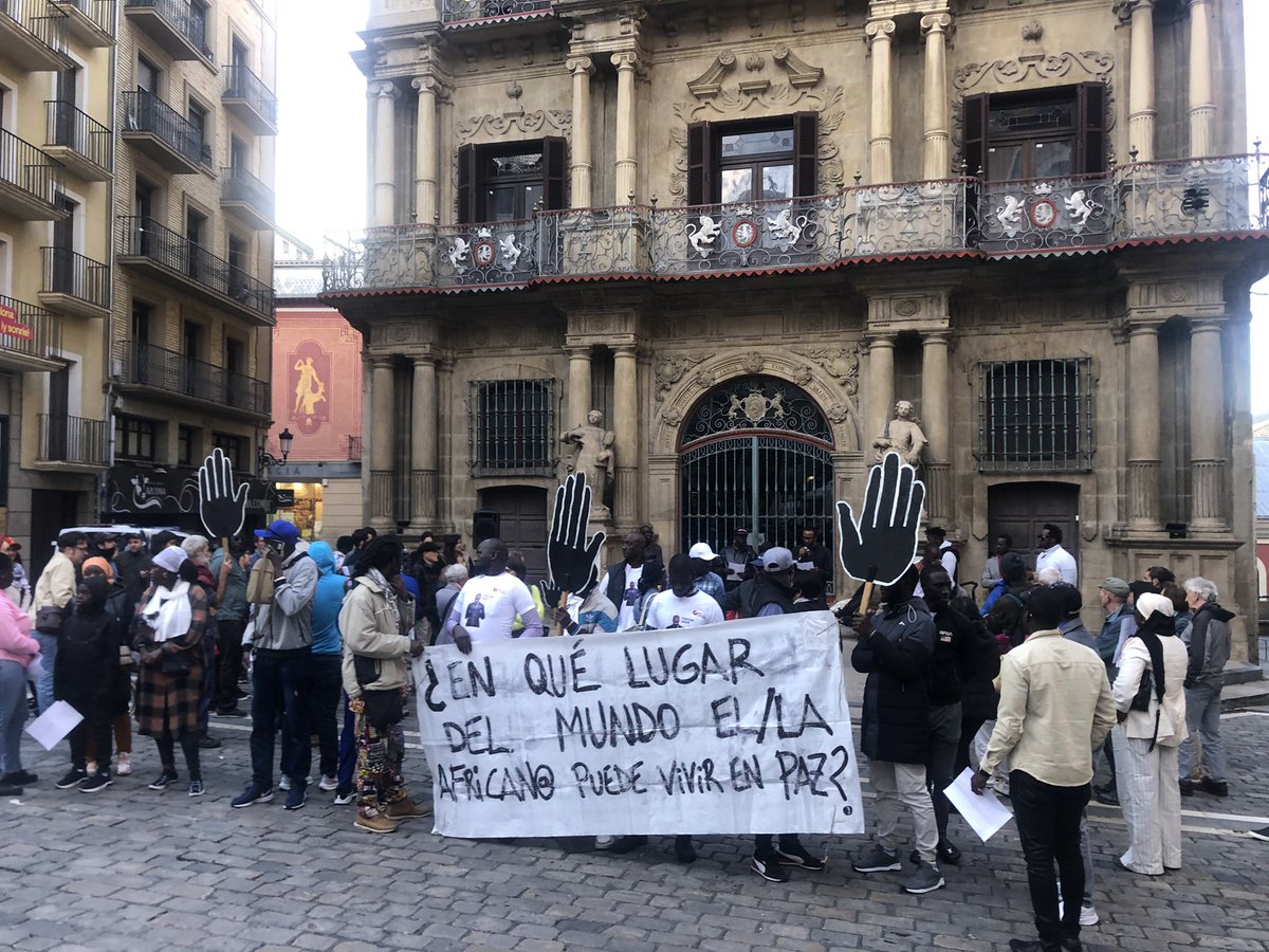 Un año más denunciamos la muerte de Elhadji Ndiaye en la comisaría de la policía nacional de Iruña hace ahora 7 años tras una detención violenta en las calles de la rochapea. Una hora después estaba muerto.

#RacismoInstitucional
#NoSonMuertesSonAsesinatos
#InorkEzDaIlegala