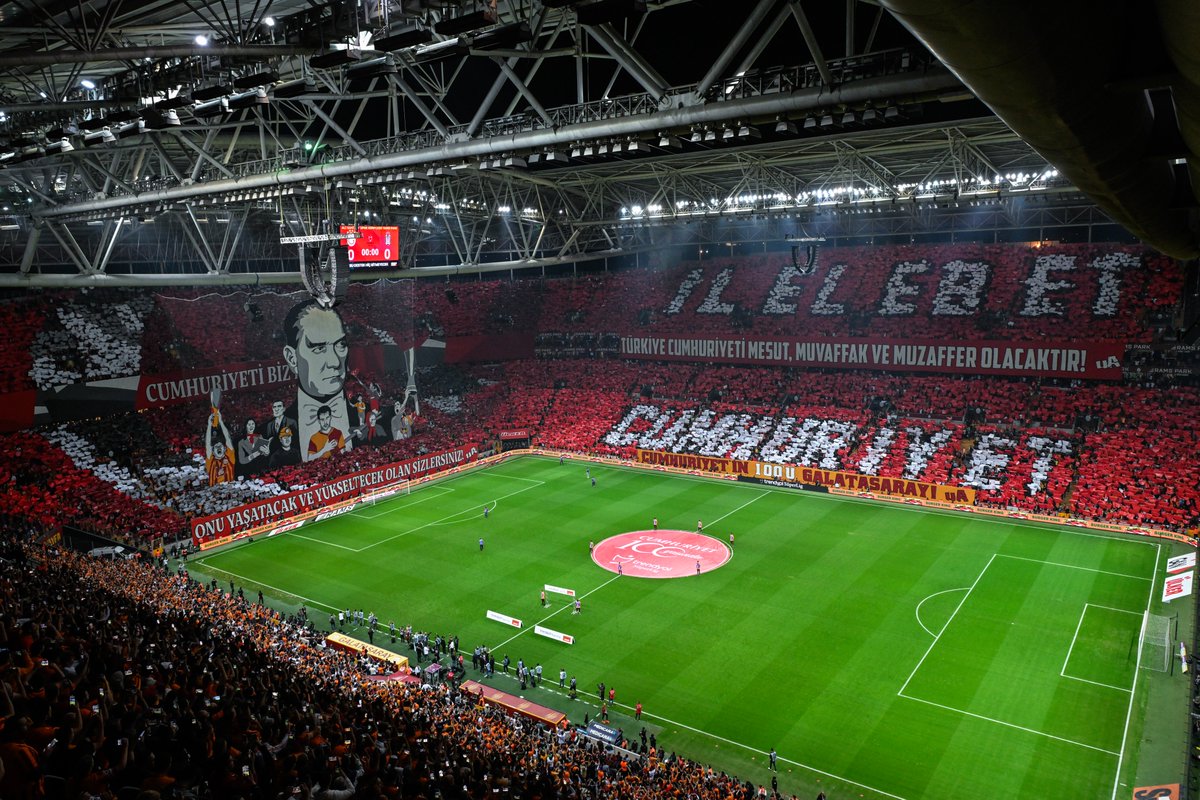 Galatasaray's tweet photo. Shivers run down the spines during this visual show from Galatasaray fans. 😍

Republic, for ever and ever. 🇹🇷 https://t.co/3B0OiYZ3oF