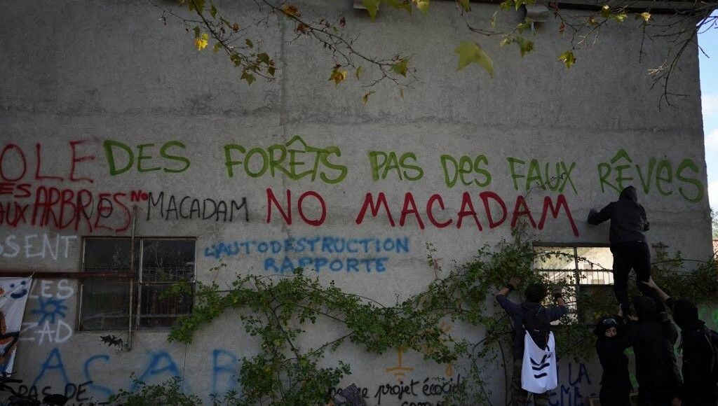 Manifestation anti-A69 : entre 4.900 et 9.500 opposants sur place, occupation en cours de maisons expropriées 
➡️ l.francebleu.fr/ClzQ