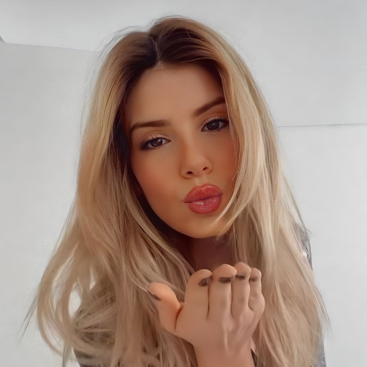 CamilaQDaily's tweet photo. Just Camila Queiroz ✨ https://t.co/dD2kqthiuM