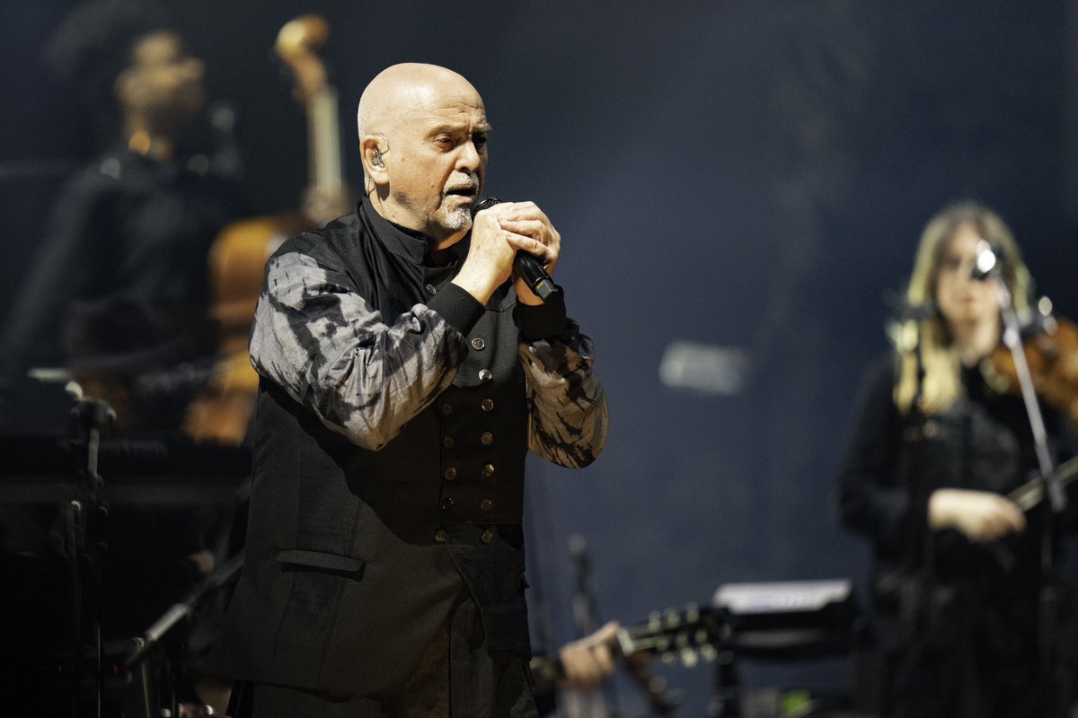 “extraordinary multimedia and artsy production, stellar musicianship and the live presentation of nearly every song on his long-awaited “i/o” album” USA TODAY