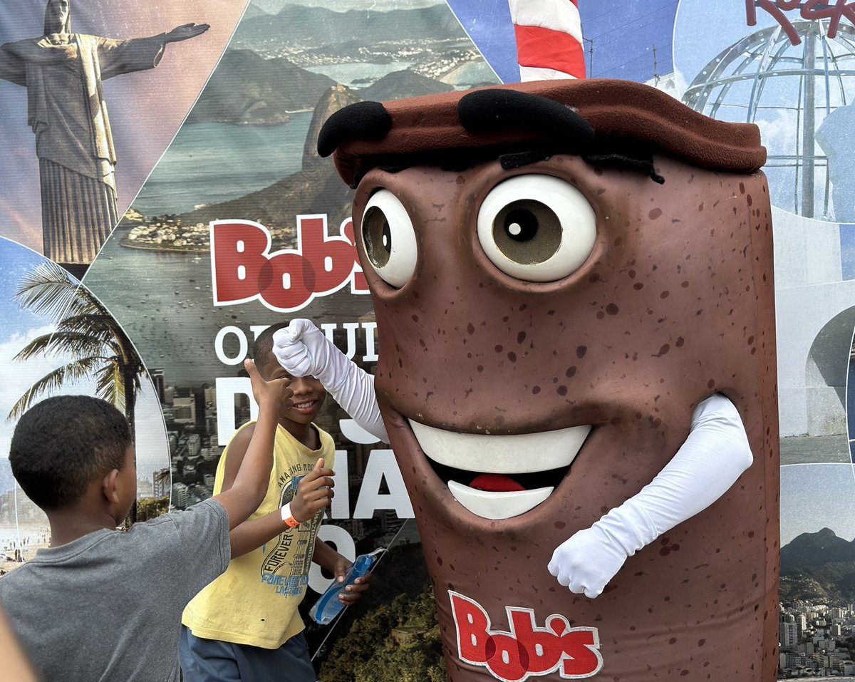 vozdacomunidade's tweet photo. Depois da tanta diversão, uma pausa para o lanche! 🍔 Neste #Pintando7, o Bob’s, que também é #CriaDoRio, é um dos nossos parceiros da ação. 

São 4 mil lanches que serão entregues ao longo do evento que acontece no alto do Morro do Adeus, no Complexo do Alemão
 
📸 Douglas Dobby https://t.co/fVeUW9EMhS