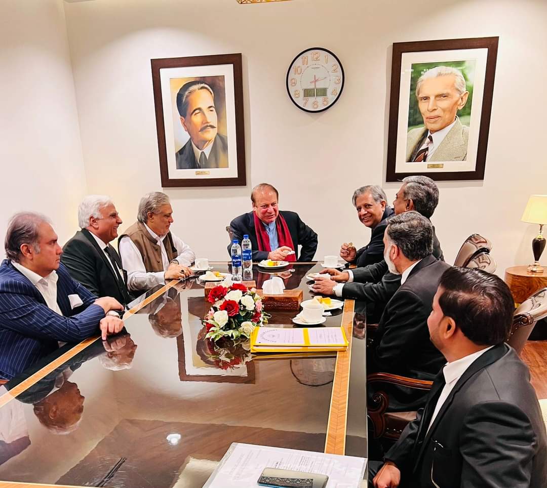 یہ مسکراتے اور کھلکھلاتے چہرے مسقبل میں بہت سی چیزوں کو واضح کررہی ہیں۔۔۔ 
اللہ کرے آنے والا دور پاکستانی عوام کیلئے سکون اور خوشحالی کا باعث بنے۔۔۔
آمین ثم آمین۔💕
#NawazSharif #NawazShareef #MaryamNawaz #PMLN