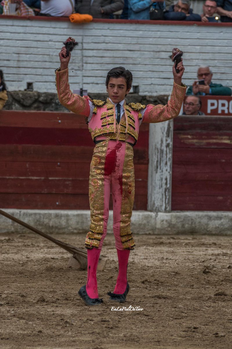 Burladero (@burladerotv) on Twitter photo Dos orejas para Marco Pérez en el tercero de la tarde en Arenas de San Pedro
burladero.tv/festejos/2023/… <a href="/toros_ELPILAR/">Ganadería EL PILAR</a> <a href="/JoseAntonioPre3/">Jose Antonio Prestel</a> <a href="/NachodV10/">Nacho de la Viuda</a> <a href="/uruena_jimenez/">@FotografiasChemaUrueña</a> Dos orejas para Marco Pérez en el tercero de la tarde en Arenas de San Pedro
burladero.tv/festejos/2023/… <a href="/toros_ELPILAR/">Ganadería EL PILAR</a> <a href="/JoseAntonioPre3/">Jose Antonio Prestel</a> <a href="/NachodV10/">Nacho de la Viuda</a> <a href="/uruena_jimenez/">@FotografiasChemaUrueña</a>