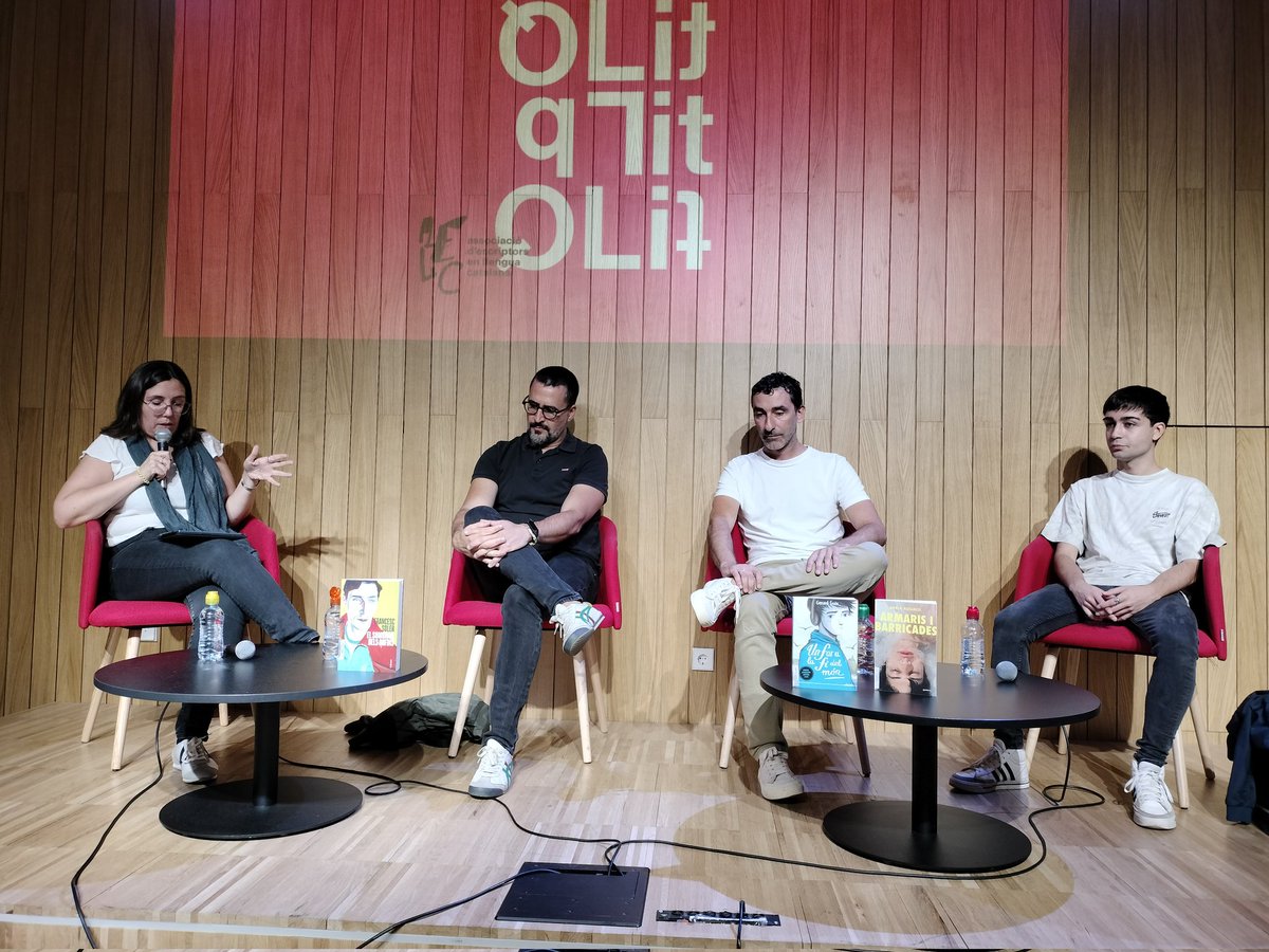 EscriptorsAELC's tweet photo. 📙 Hi ha un boom de literatura gai?
Conversa amb els escriptors @AdriaAguacil ("Armaris i barricades"), @GGuix ("Un far a la fi del món") i @francescsoler78 ("El somriure dels dofins"). Modera @marinavivo_ https://t.co/WuxcuexjNE