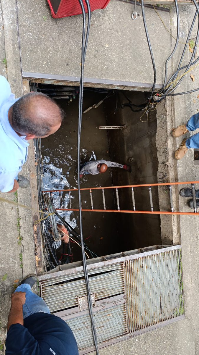 SeijasYamaly's tweet photo. DENUNCIA @HidroCapital2 @hidrocapital3 @HectoRodriguez @asoteainforma tenemos una fuga de agua en una tanquilla de electricidad... Y necesitamos instalar un transformador para poder tener luz ya que desde el día domingo pasado se nos daño el transformador. Por favor ayúdenos! https://t.co/iUbaTXysiT
