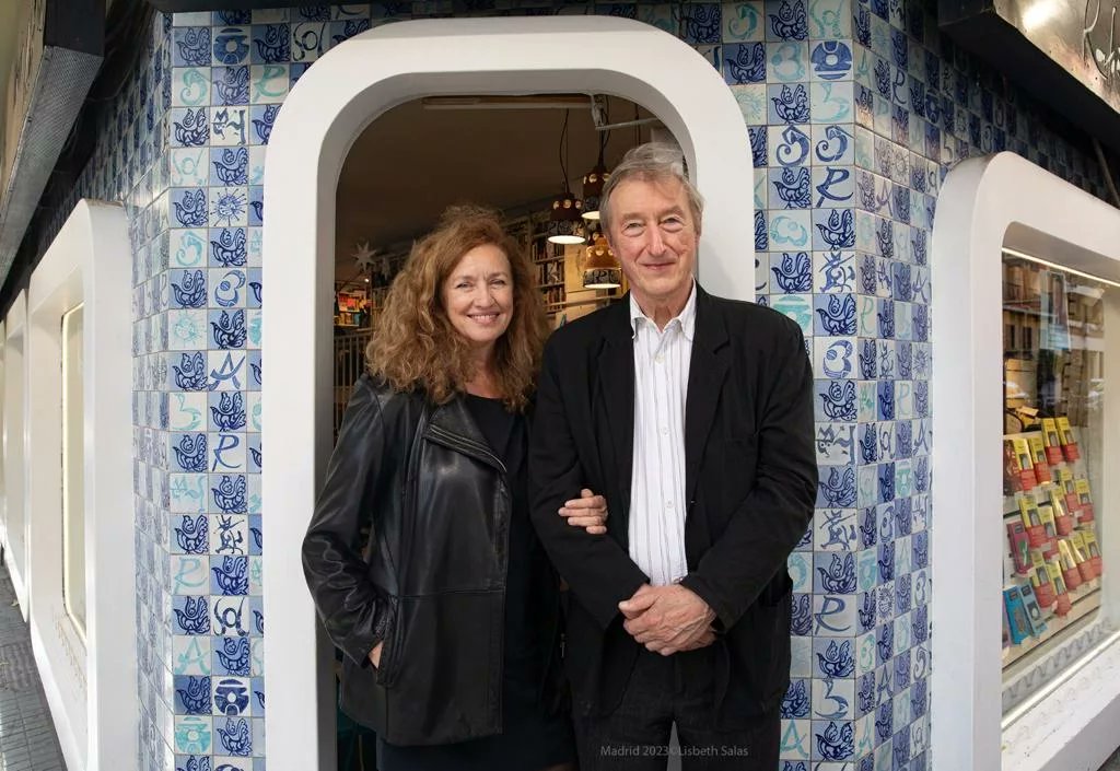 La genial mirada de Lisbeth Salas el día que Julian Barnes visitó la librería Alberti.