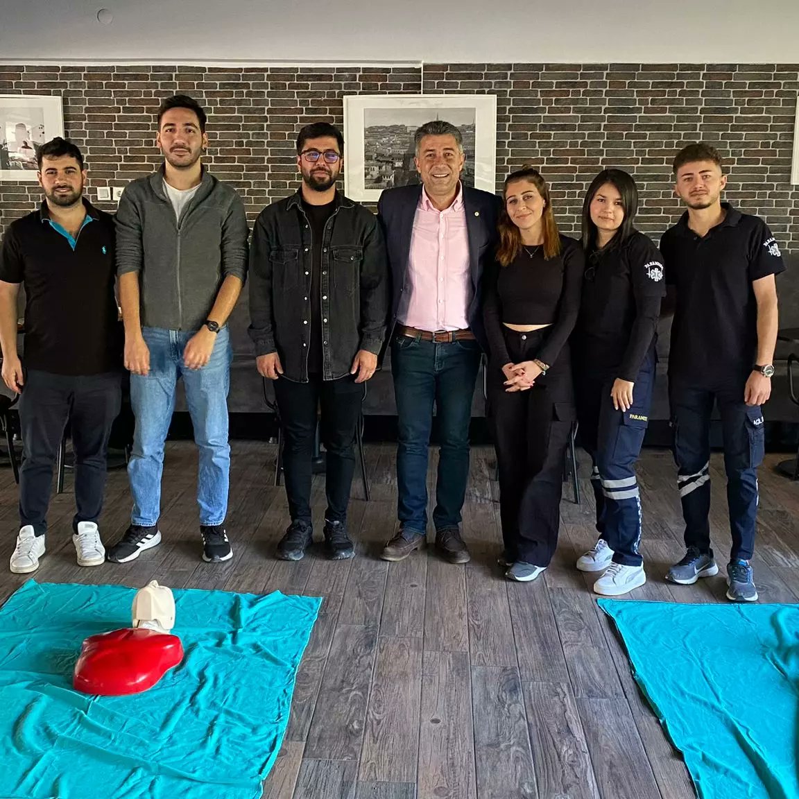 ResusitasyonDer's tweet photo. 🌍 Manisa, Turkey
💙❤
HAYATA EL VER
@ WorldRestartAHeartDay
@erc.resus
@ilcor
@ilcor_resus
#wrhd
#worldrestartaheart
World Restart A Heart NL 
#kprhayatkurtarır
#cprsaveslives https://t.co/rPE9MTd2HJ