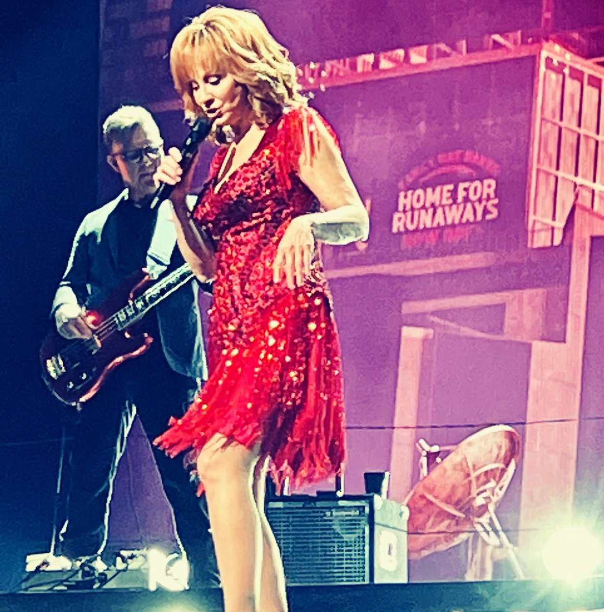 Fancyreba1's tweet image. This time last year 🫠 #RebaInConcert #SecondHarvestFoodBank #BridgestoneArena