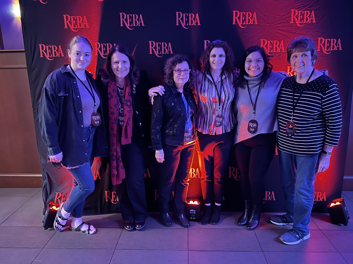 Fancyreba1's tweet image. This time last year 🫠 #RebaInConcert #SecondHarvestFoodBank #BridgestoneArena