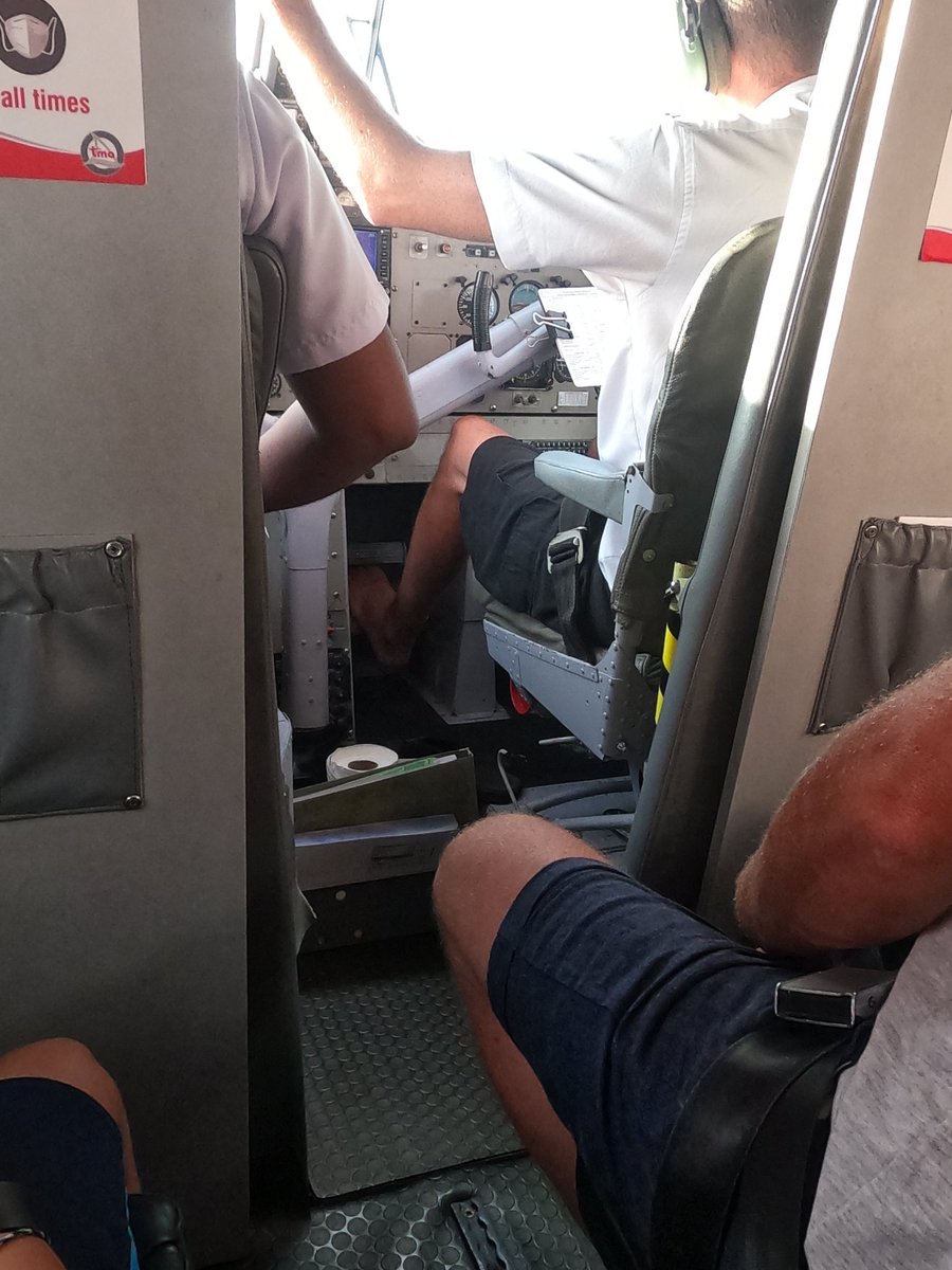 A320Comandant's tweet photo. @a320cat I jo que pensava que era un cas aïllat quan ho vaig veure....😁, i resulta que tots piloten així 😂😂😂😂...quan em tregui el CPL m'agradaria fer un stage per aquí....enjoy to the fullest!!!! https://t.co/JWYxnqToYo