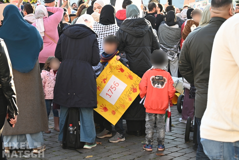 Pixel_Matsch's tweet photo. Neben ein paar wenigen, kaum verständlichen Redebeiträgen war die Veranstaltung vor allem durch antisemitsche und antizionistische Parollen geprägt.

Ein kurzer Videozusammenschnitt folgt dazu in den nächsten Tagen. #ol2110

2/2 https://t.co/rcNBjbRg46