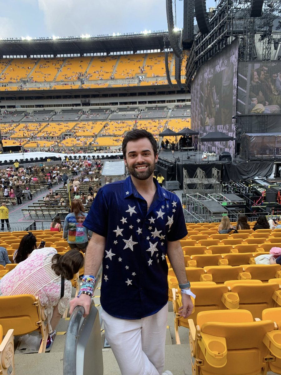 griffinsversion's tweet image. it’s me, hi! 👋 i’m the problem, it’s me! 
here’s a little intro post✨
🪩my name is griffin (he/him)
🪩i’m 24
🪩eras tour pgh n1 &amp;amp; n2 was my first time seeing taylor🫶
🪩can never pick a favorite album