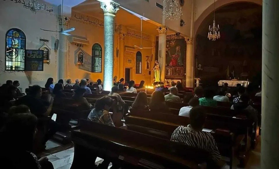 Gaza. Parròquia de la Sagrada Família. No hi ha llum però segueixen trobant-se per pregar, musulmans inclosos. Hi ha també  les Missioneres de la Caritat i les Germanes del Rosari, que han dit que no marxaran. Cuiden ancians i no els deixaran...