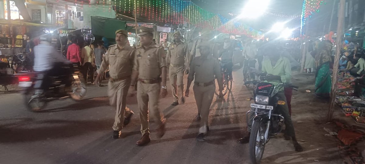 DcpGomti's tweet photo. @DcpGomti के निर्देशन में @AcpPindraVns व समस्त थाना/चौकी प्रभारी द्वारा पुलिस बल के साथ अपने-अपने थाना क्षेत्र में कानून/शान्ति/सुरक्षा व्यवस्था बनाये रखने हेतु #Foot_Patrolling व सघन चेकिंग किया जा रहा है  #UPPolice #PoliceCommissionerateVaranasi https://t.co/tSRtlNelAE