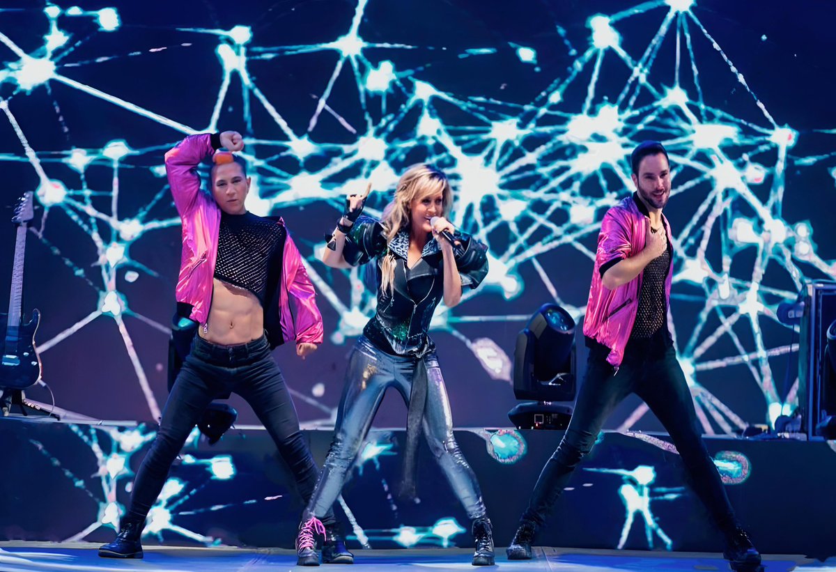 officialfey's tweet photo. Son pura energía!!! Gracias por un concierto más …  🎤⚡️🫶🏻 Los quiero!!!! https://t.co/UwTzN8hsaz