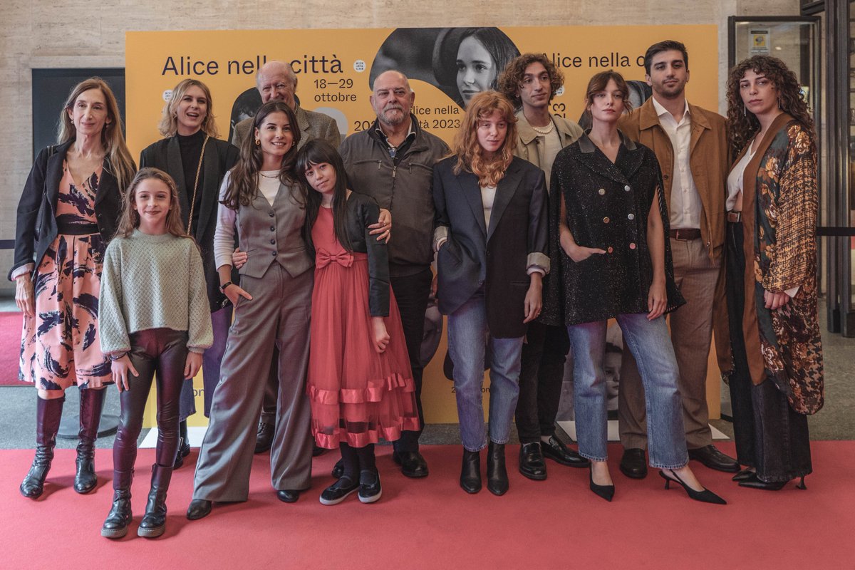 ScuolaVolonte's tweet photo. 📷 Un film collettivo, in cui si riflette sulla complessità dei legami. La proiezione di Catene arriva dopo il percorso triennale della classe 2019-22, la cui realizzazione ha visto coinvolti i giovani professionisti della Scuola Volonté. https://t.co/9Dvt9aMeLQ