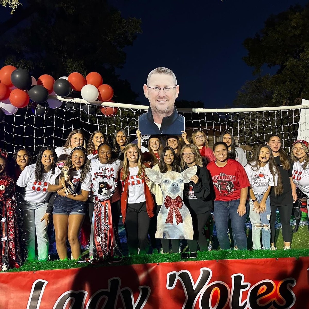 WFHS_LCS's tweet photo. Lady Coyotes Varsity Team! #BerkeleyBreakfast #HOMECOMING #lastride https://t.co/4zz26xpkTO