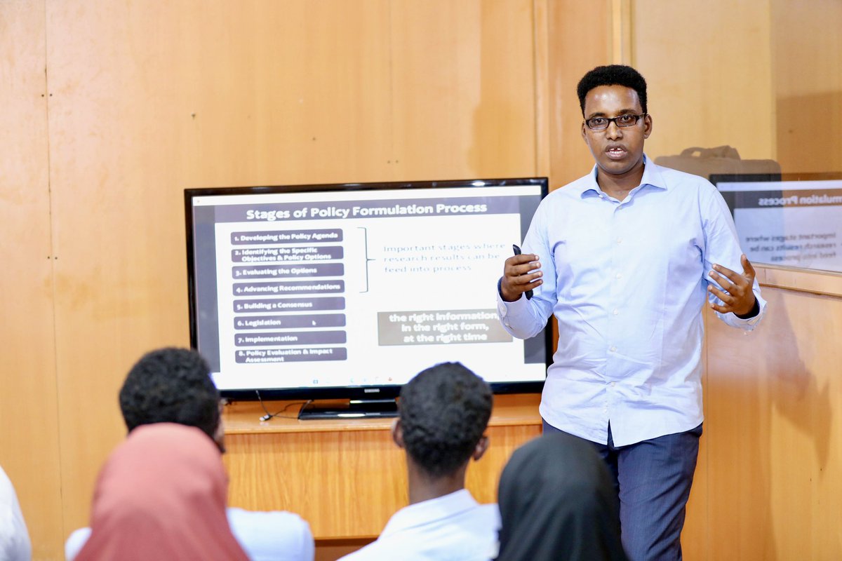 MahadWasuge's tweet photo. Waxa aan seminar ku saabsan “Evidence-based Policy Making” siiyay qaar kamid ah ardayda dhigata takhasuska Public Administration ee @MogUniver.

Waxa aan u mahadcelinayaa masuuliyiinta Kulliyadda Culuumta Siyaasadda ee Maamulka Guud ee Jaamacadda oo soo qaban qaabiyey seminar-ka. https://t.co/3mqJE43o8S