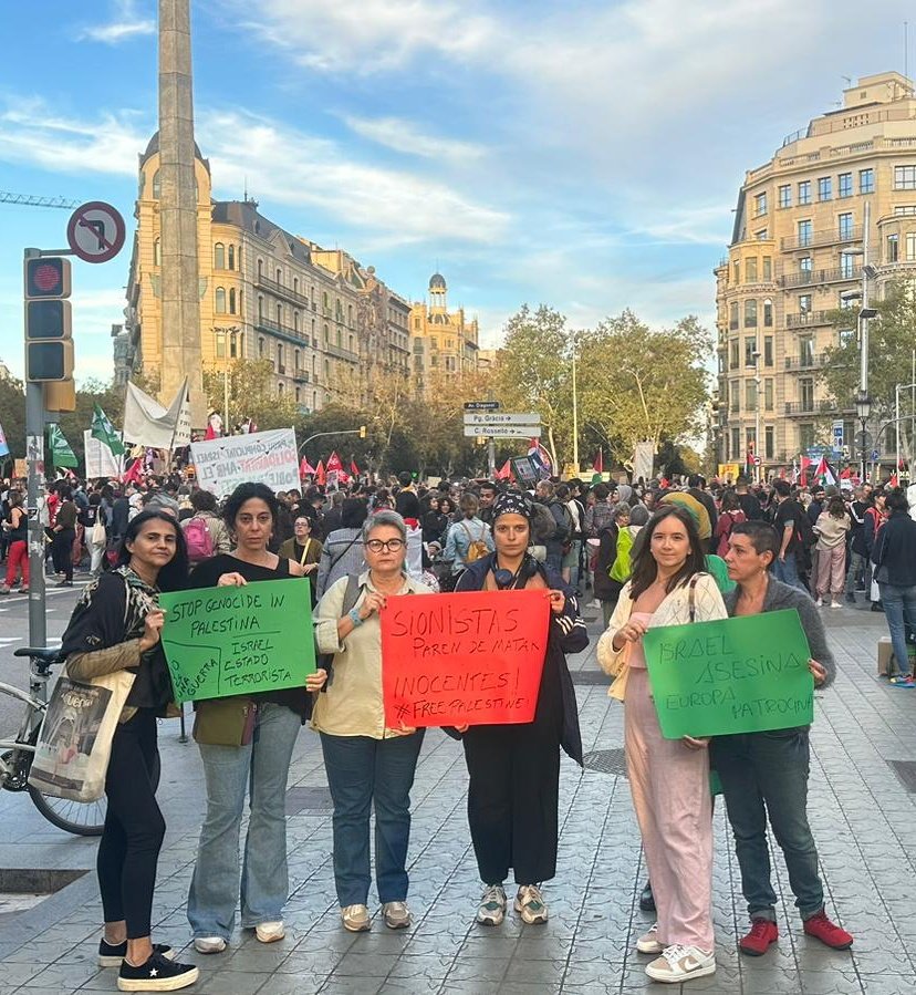 _Maria_Dantas_'s tweet photo. Estamos na manifestação #StopTheGenocide

🔴 No momento há mais de um milhão de pessoas deslocadas em Gaza e milhares foram mortos

🔴 Corredores humanitários e hospitais estão sendo bombardeados

Sionistas, parem de matar‼️

✍ Assine: https://t.co/U0GjiXLzP0

#FreePalestine https://t.co/diAuCtFesw