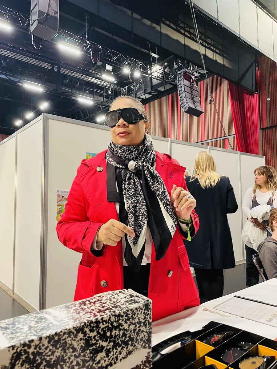 ElomFlavienne's tweet photo. A #Courbevoie sur l'événement #Handipartage "Handicap et Équilibre de vie". L'occasion d'avoir avec @bvsh92 notre prénom écrit en braille et tester les lunettes de sensibilisation des maladies des yeux. #handicap #TousConcernés #wethe15 #nousles15 https://t.co/w8VZuZb5Bw