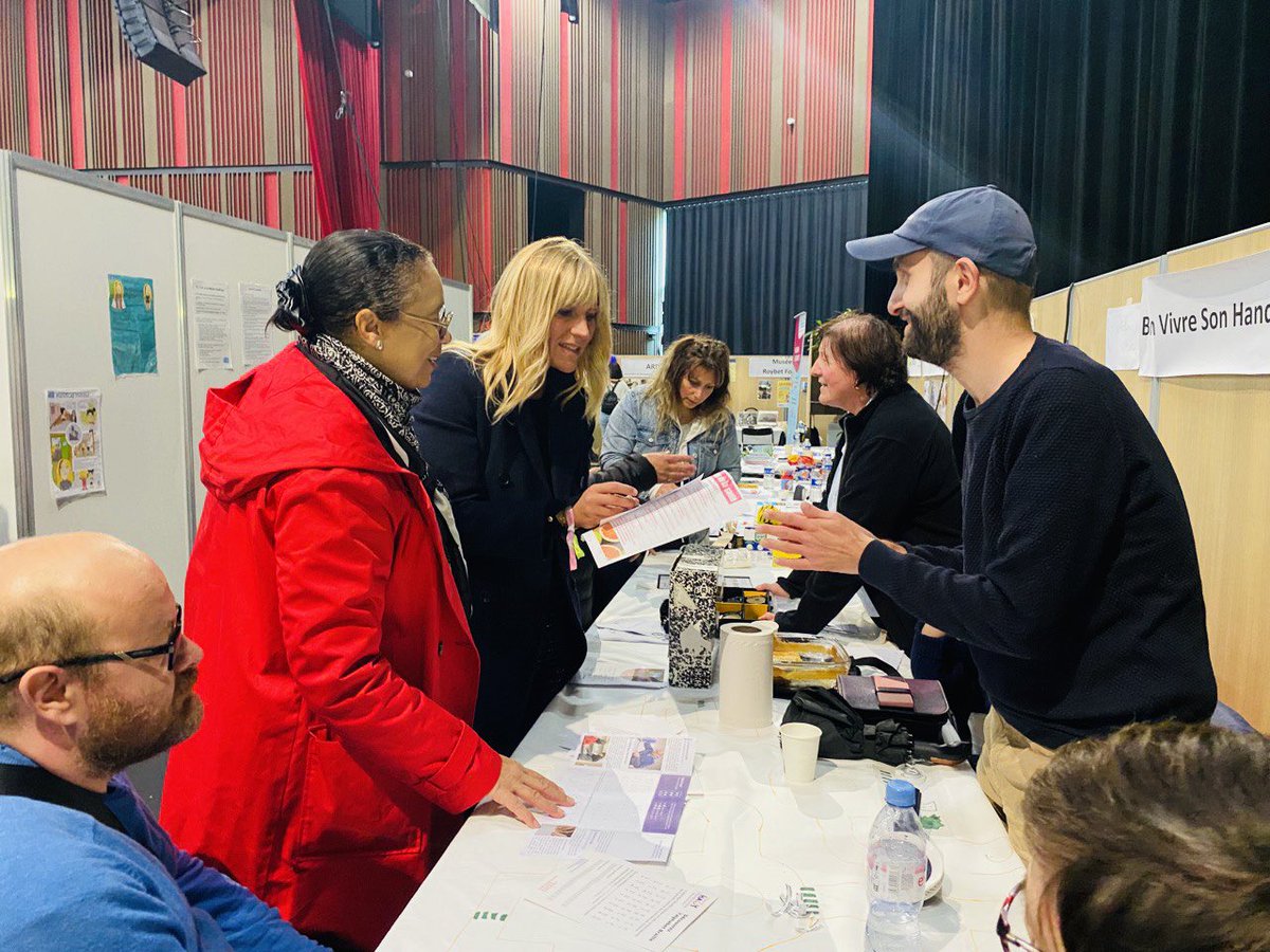 ElomFlavienne's tweet photo. A #Courbevoie sur l'événement #Handipartage "Handicap et Équilibre de vie". L'occasion d'avoir avec @bvsh92 notre prénom écrit en braille et tester les lunettes de sensibilisation des maladies des yeux. #handicap #TousConcernés #wethe15 #nousles15 https://t.co/w8VZuZb5Bw