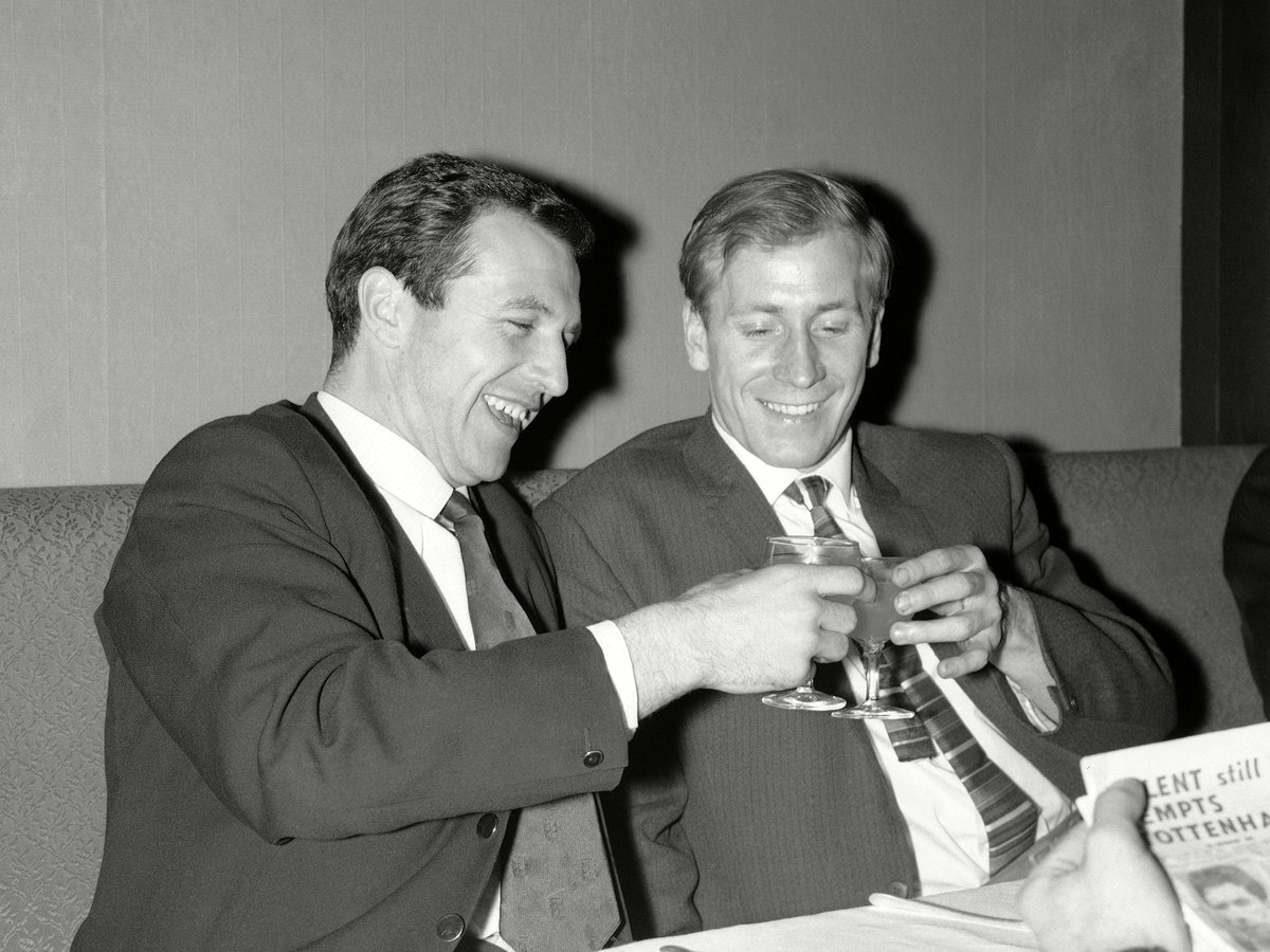 BlackpoolFC's tweet image. The Club were deeply saddened to hear the news of Sir Bobby Charlton&apos;s death earlier today.

Here&apos;s to you both, Bobby and Jimmy. 🏴󠁧󠁢󠁥󠁮󠁧󠁿🧡

🍊 #UTMP