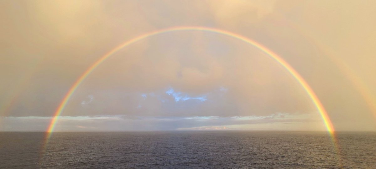 So, this happened just now ānuenue 🌈, messenger of the #Hawaiian gods, visited us, right after #sunrise, at sea, west of Kailua-Kona Living in #Hawaii you see a lot, I mean a lot, of rainbows. But few are as spectacular as this. Complete double rainbow, in front of the horizon