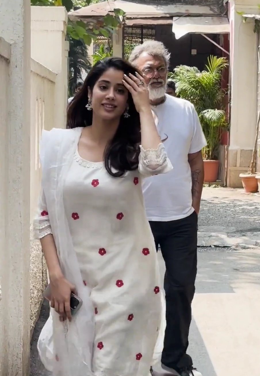 Image Janhvi Kapoor Hot Actress | iiQ8 Hot Heroine Jhanvi