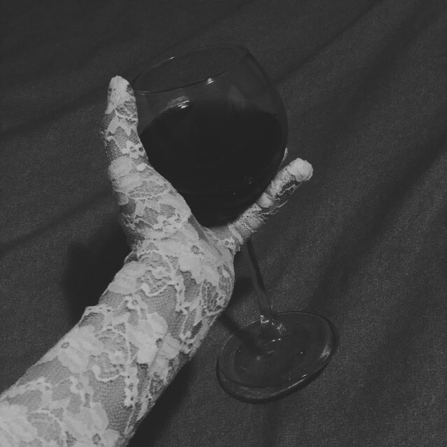 mon amour, приятна ль тишина блаженная, да сладка ль горечь, в груди испытуемая при оглядке на мертвецкие углы?  
сей раб покорно преклонит колено пред вашим ликом, затмевающим ярило, да окропят темнóты – предвестники зари.
я нестерпимо благоговею пред желанием вам подчиниться.