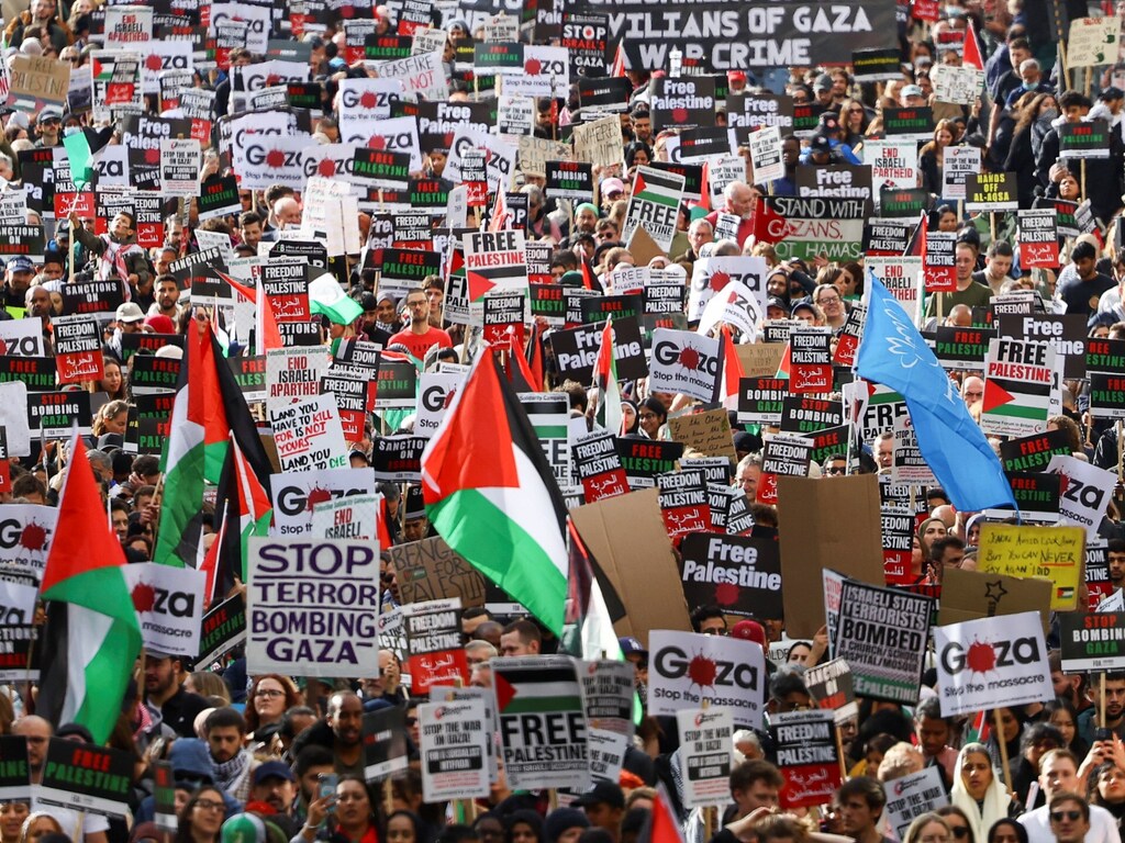 TOPXNews's tweet photo. 📢 Check out the powerful display of solidarity as 100,000 advocates join London's March For Palestine, demanding a Gaza ceasefire and safe aid delivery. The movement for peace grows stronger! Read more here: https://t.co/RbIeh5xIjj #Palestine #London #Ceasefire #AidDelivery https://t.co/OdWHvLdUMC