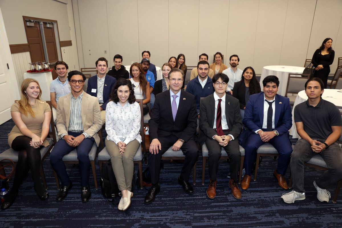 Thank you Ambassador of Mexico @emoctezumab for sharing your insights and experience about working in the public sector and as a diplomat with @SMU students and with @TowerScholars